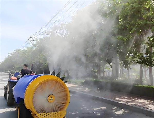 Warum bevorzugen Obstbauern eine gezogene Obstgartenspritze? Zeitsparender und gründlicher Obstbaumschutz
