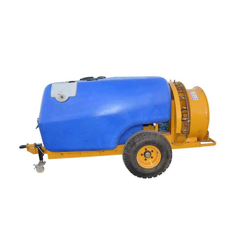 Auf einem Traktor montierte Druckluft-Obstgartenspritze